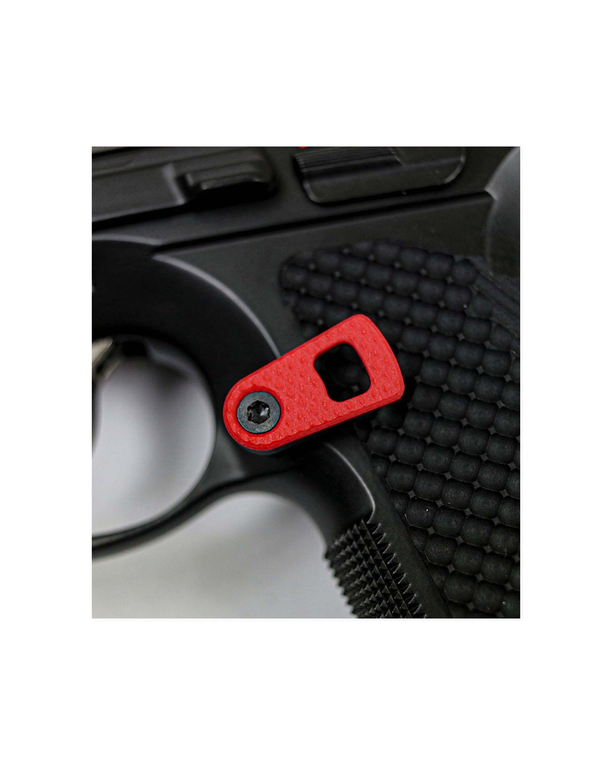 LOK Grips G10 Oversized Magazinauswurfknopf in Cherry Red montiert an CZ Shadow 2 – Detailansicht mit rotem Knopf und T10 Torx-Schraube