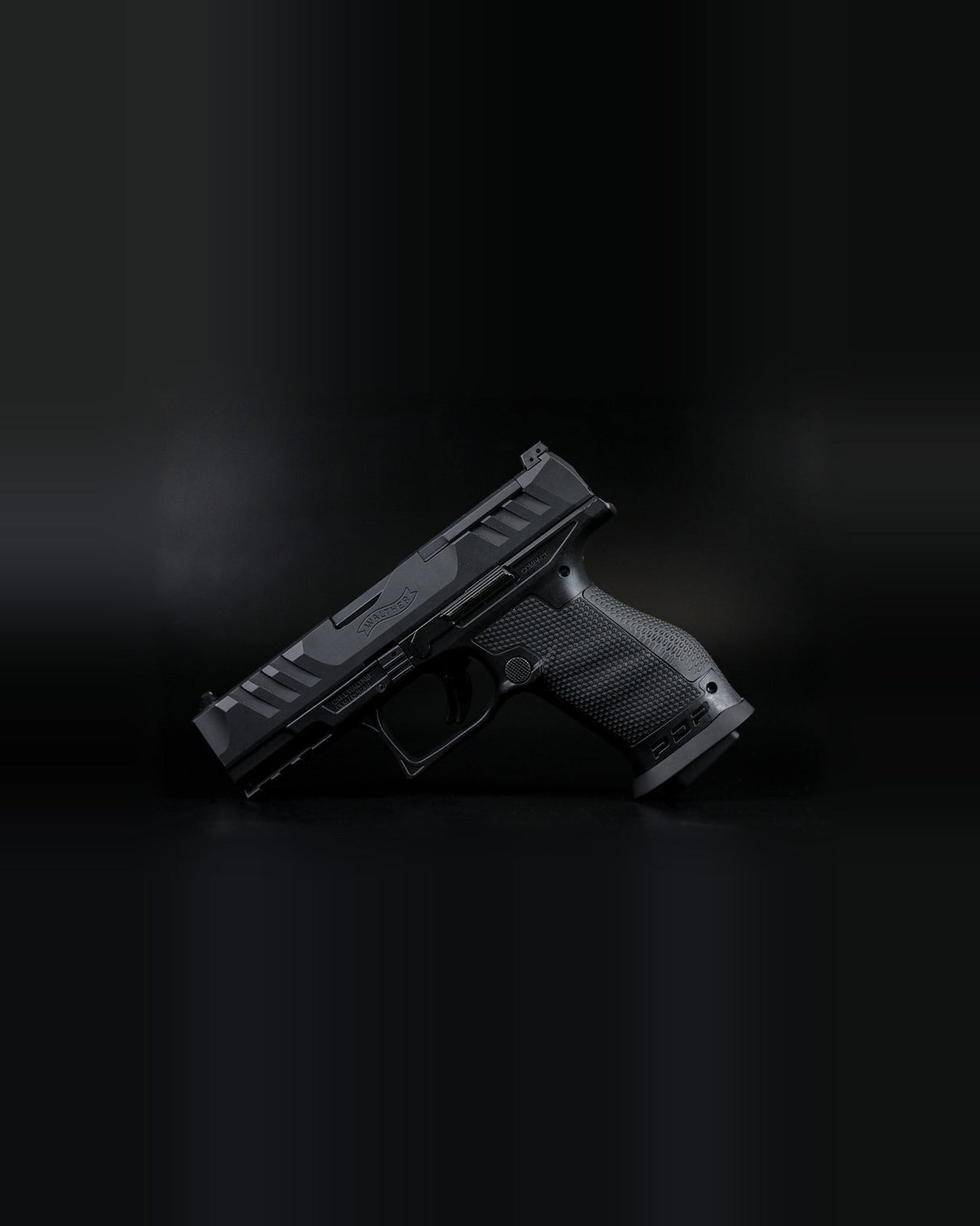 Detailaufnahme des LOK Grips Messing Magazintrichters in Black Cerakote am Griffstück der Walther PDP