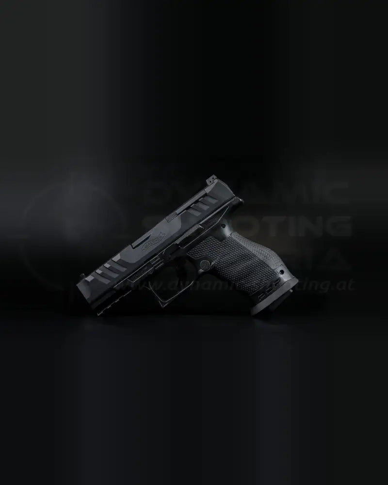 Detailaufnahme des LOK Grips Messing Magazintrichters in Black Cerakote am Griffstück der Walther PDP