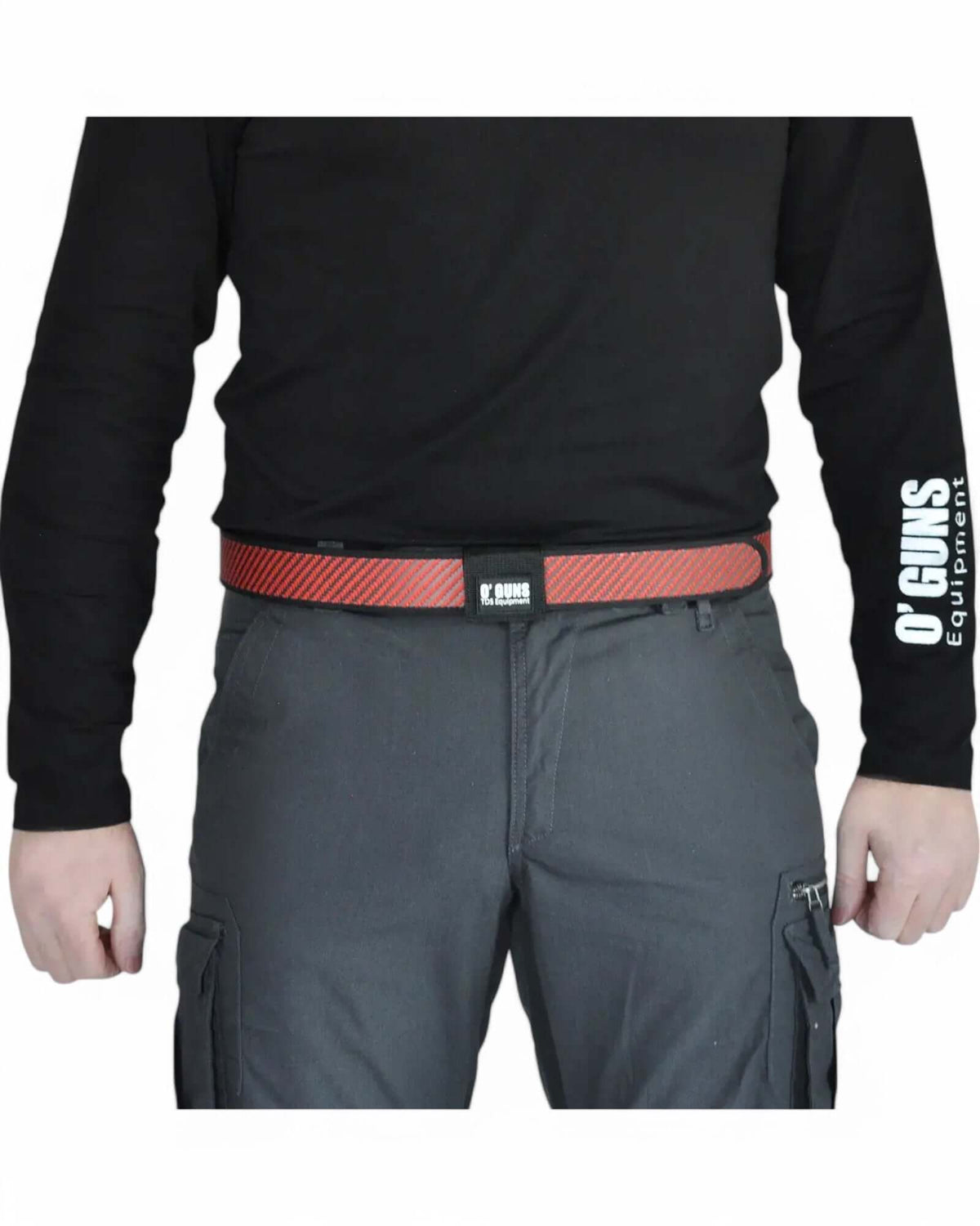 Highend IPSC Gürtel vom italienischen Hersteller OGUNS Equipment - der Competition PRO Carbon Belt in der Farbe Red Carbon an einem IPSC Schützen angelegt