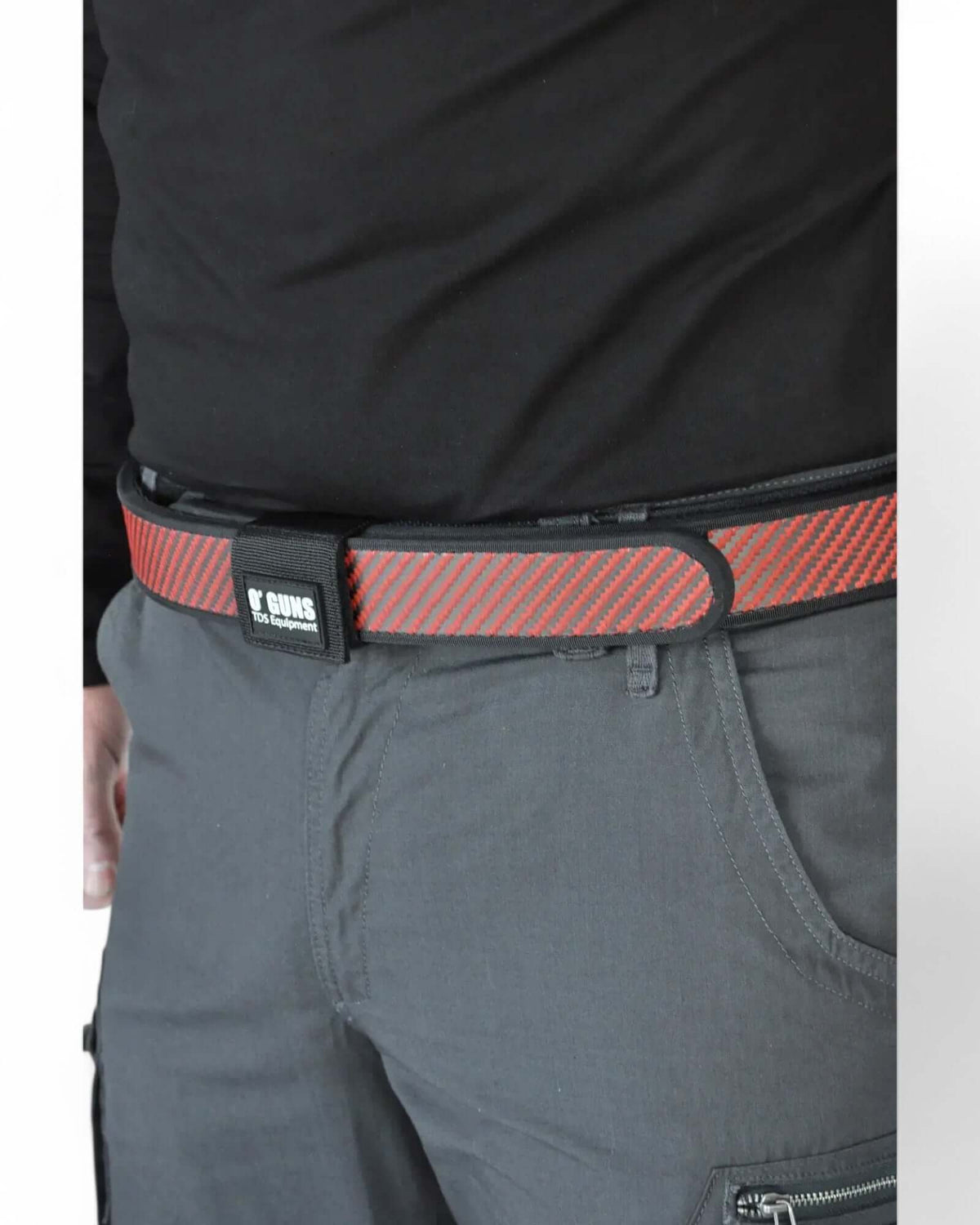 Highend IPSC Gürtel vom italienischen Hersteller OGUNS Equipment - der Competition PRO Carbon Belt in der Farbe Red Carbon an einem IPSC Schützen angelegt