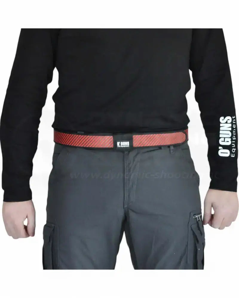 Highend IPSC Gürtel vom italienischen Hersteller OGUNS Equipment - der Competition PRO Carbon Belt in der Farbe Red Carbon an einem IPSC Schützen angelegt