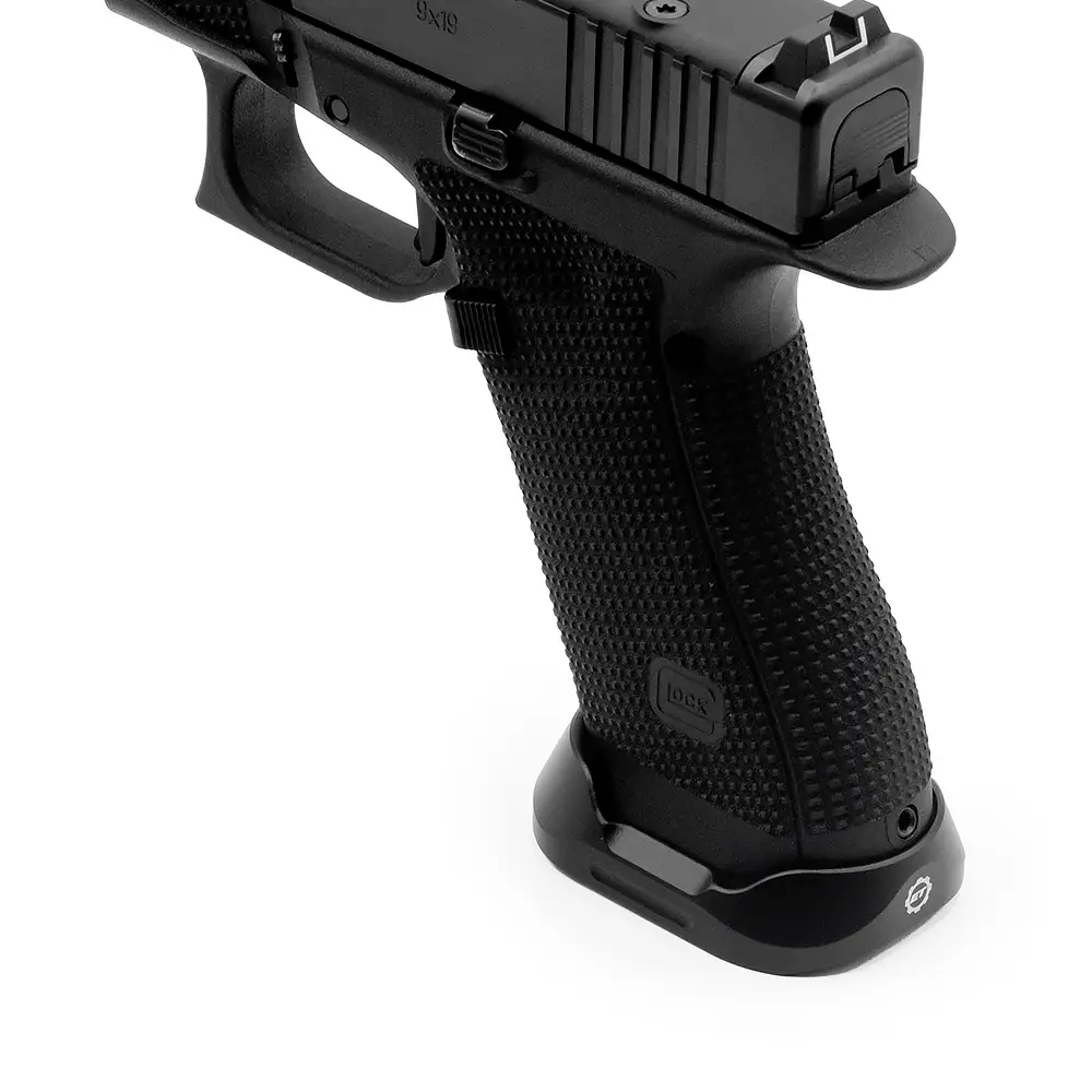 Eemann Tech Competition Magazintrichter mit Messing-Plug für Glock 17/45 Gen 6 - montiert an Glock 17 Gen 6