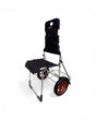 Frontale Ansicht des DAA Range Cart Stage Runner mit Sitzfläche und großen Rädern