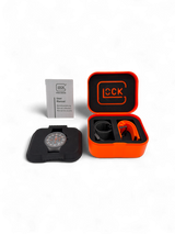 Original Glock Uhr Global mit orangem und schwarzem Mesh Band im orangen Glock Case