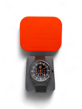 Original Glock Uhr Global mit orangem und schwarzem Mesh Band im orangen Glock Case
