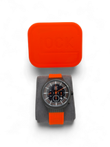 Original Glock Uhr Global mit orangem und schwarzem Mesh Band im orangen Glock Case