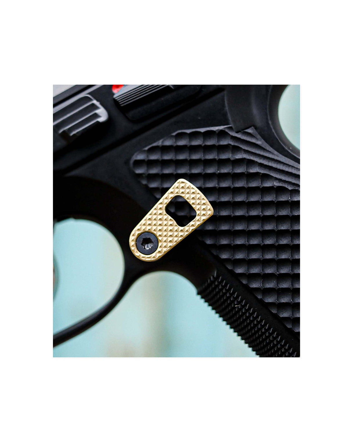 LOK Grips Oversized Magazinauswurfknopf in Messing (Brass) montiert an CZ Shadow 2 – Nahaufnahme mit goldfarbenem Knopf und Diamantmuster-Textur