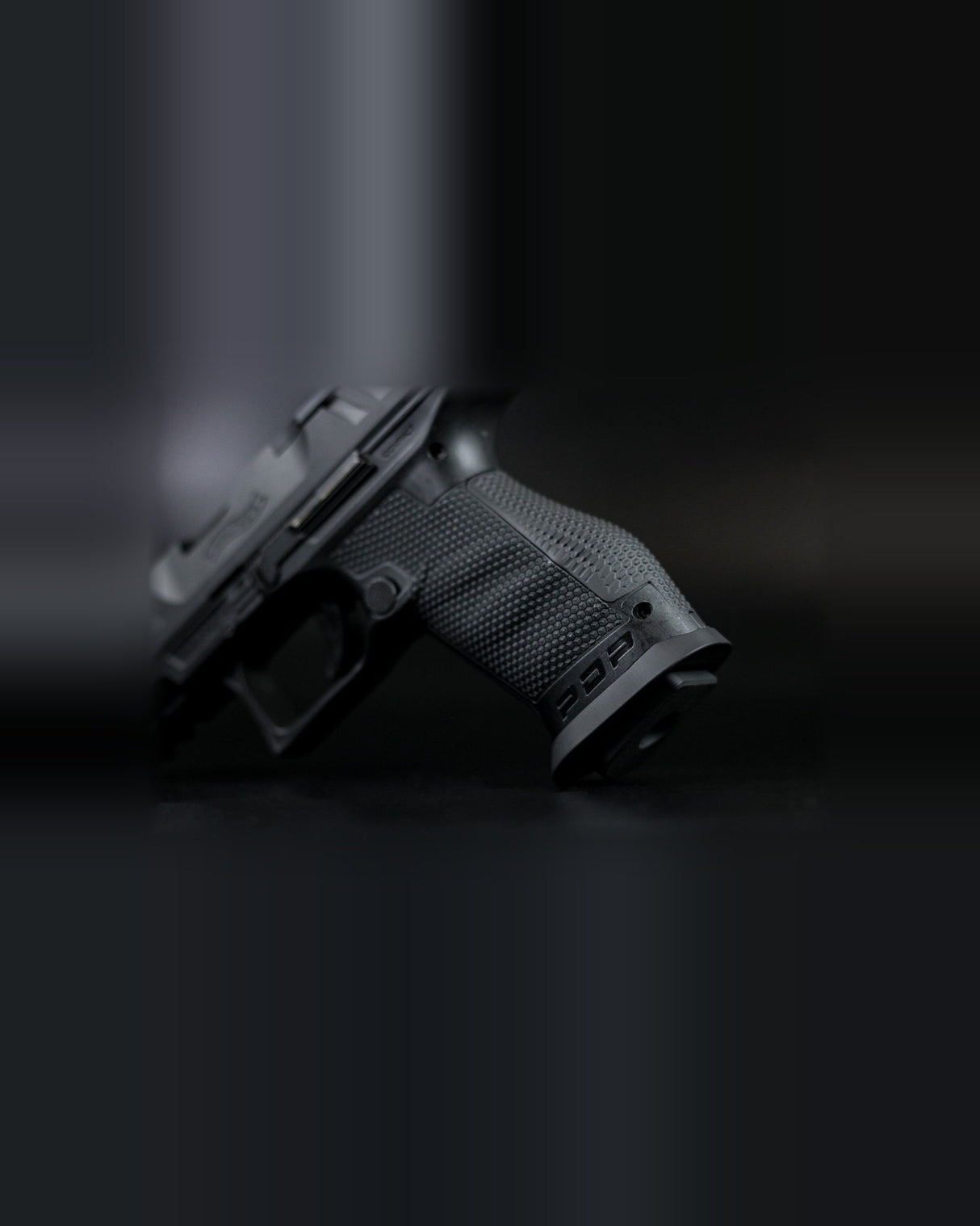 Walther PDP Compact mit montiertem LOK Grips Magazintrichter in Black Cerakote – Gesamtansicht der Pistole