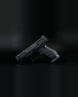 Detailaufnahme des LOK Grips Messing Magazintrichters in Black Cerakote am Griffstück der Walther PDP