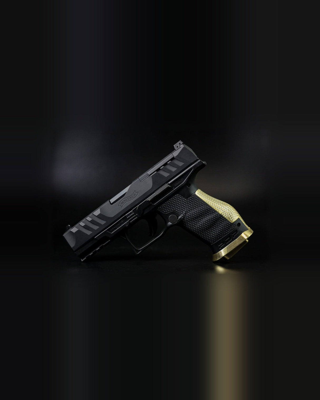 etailaufnahme des LOK Grips Messing Magazintrichters in Raw Brass mit Messing Backstrap an der Walther PDP