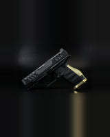 etailaufnahme des LOK Grips Messing Magazintrichters in Raw Brass mit Messing Backstrap an der Walther PDP