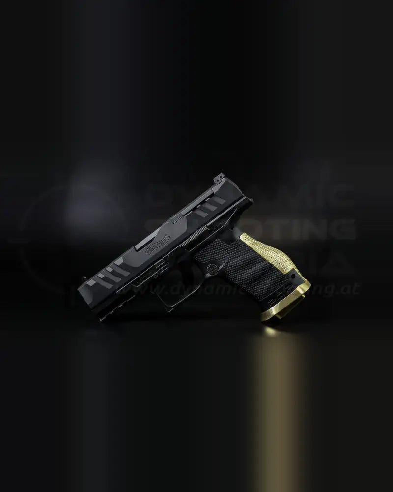 etailaufnahme des LOK Grips Messing Magazintrichters in Raw Brass mit Messing Backstrap an der Walther PDP