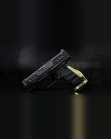 etailaufnahme des LOK Grips Messing Magazintrichters in Raw Brass mit Messing Backstrap an der Walther PDP