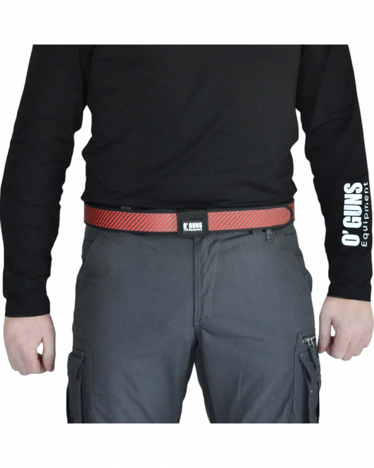 Highend IPSC Gürtel vom italienischen Hersteller OGUNS Equipment - der Competition PRO Carbon Belt in der Farbe Red Carbon an einem IPSC Schützen angelegt 
