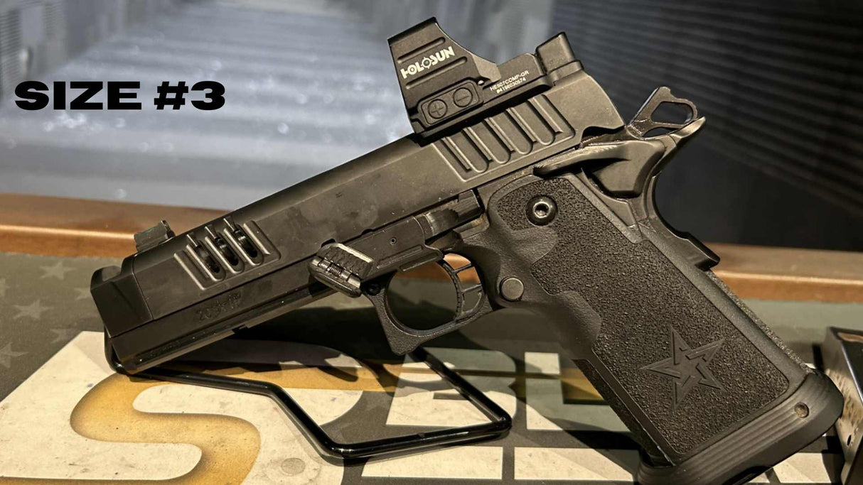 Grip Control Daumenauflage in Größe 3 montiert an einer Staccato 2011 mit Holosun Rotpunktvisier