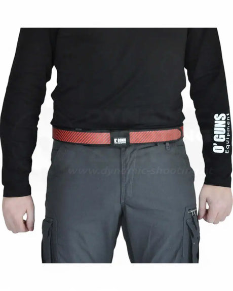 Highend IPSC Gürtel vom italienischen Hersteller OGUNS Equipment - der Competition PRO Carbon Belt in der Farbe Red Carbon an einem IPSC Schützen angelegt 