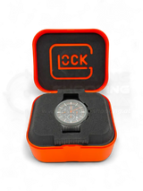 Original Glock Uhr Global mit orangem und schwarzem Mesh Band im orangen Glock Case