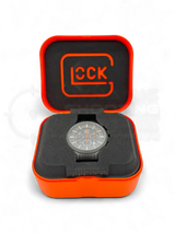 Original Glock Uhr Global mit orangem und schwarzem Mesh Band im orangen Glock Case