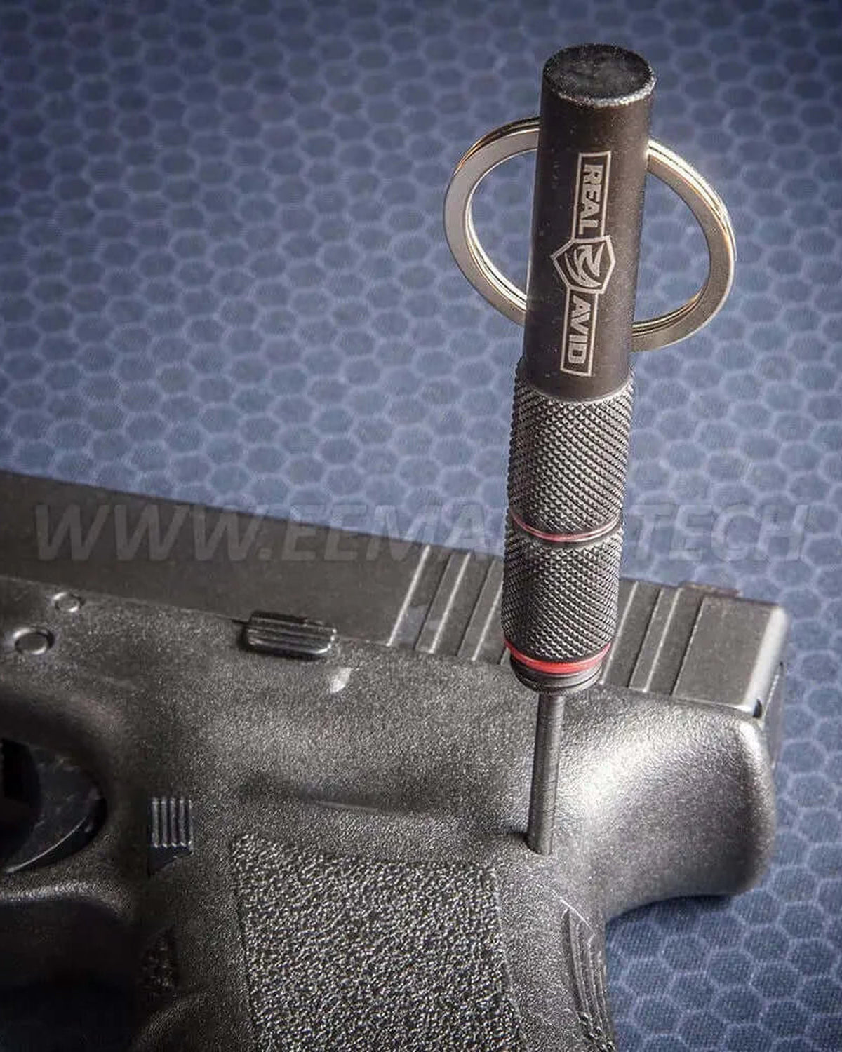 Real Avid 2-in-1 Tool bei der Anwendung an einer Glock