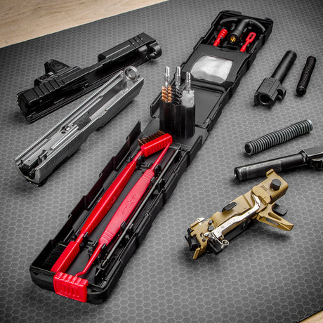 Real Avid Prime 9 Reinigungsset 9 mm, Zubehör neben zerlegter Pistole